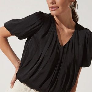 ASTR the Label bubble hem short sleeve top!!